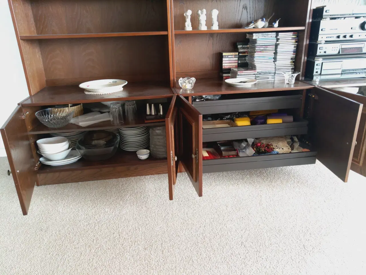 Billede 4 - Reol vægskab brun træ med hylder og skabe