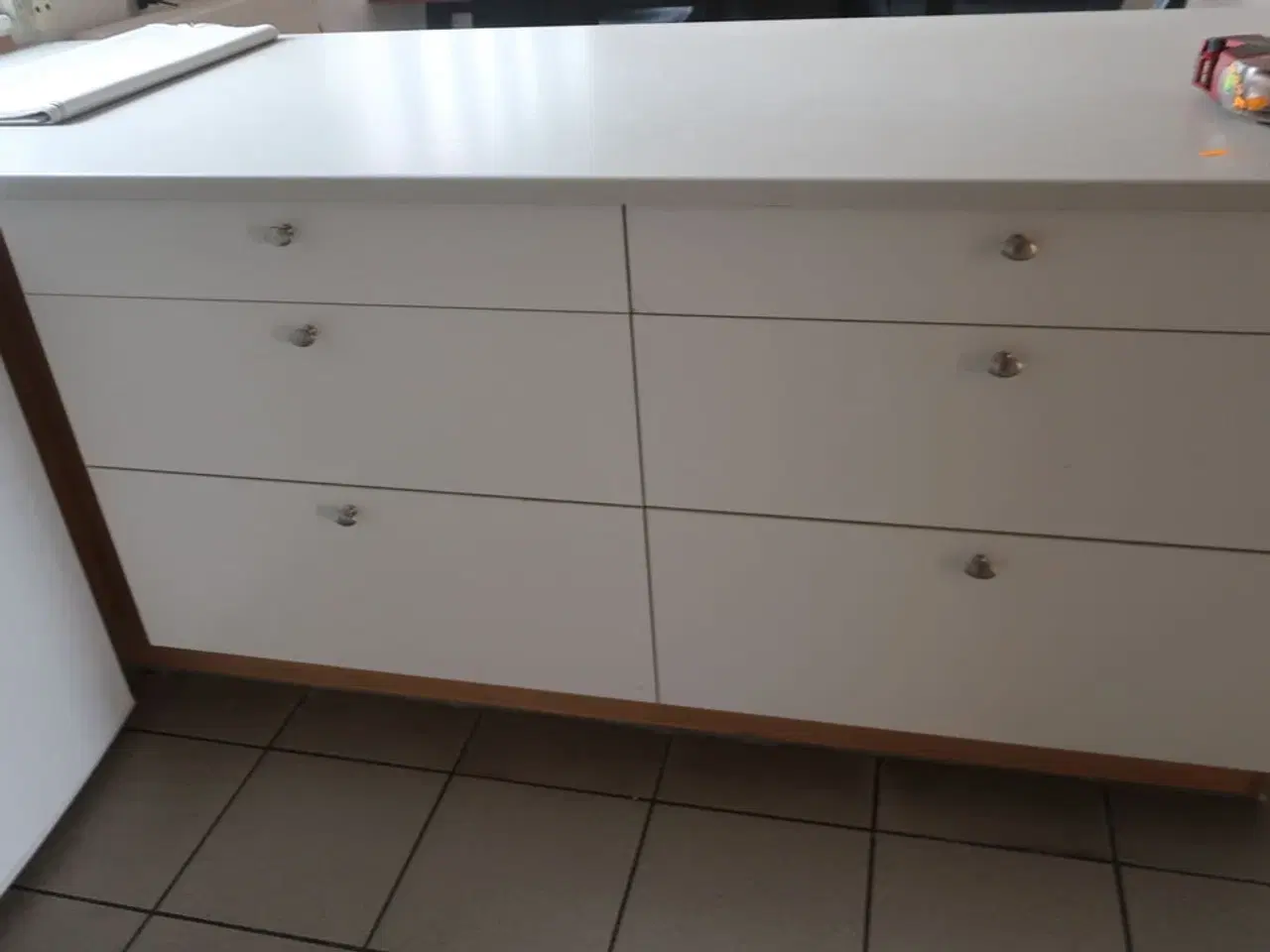 Billede 1 - Indhold i skuffer samt skabe