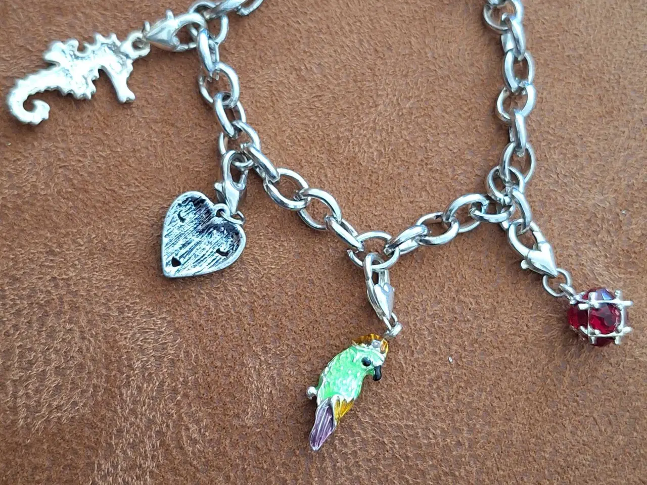 Billede 4 - Armbånd med charms 