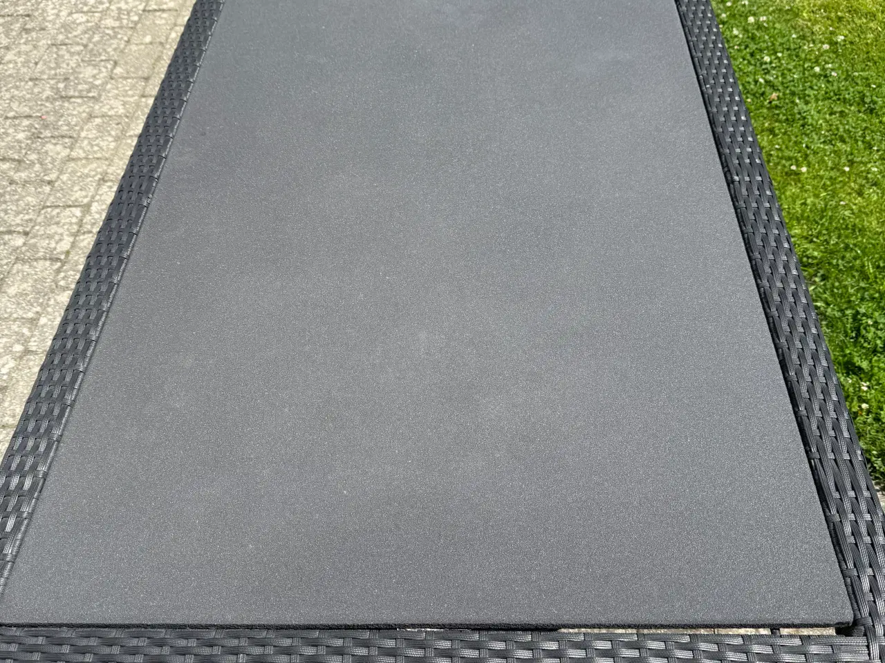 Billede 3 - Havebord med stenlook og flet ben 