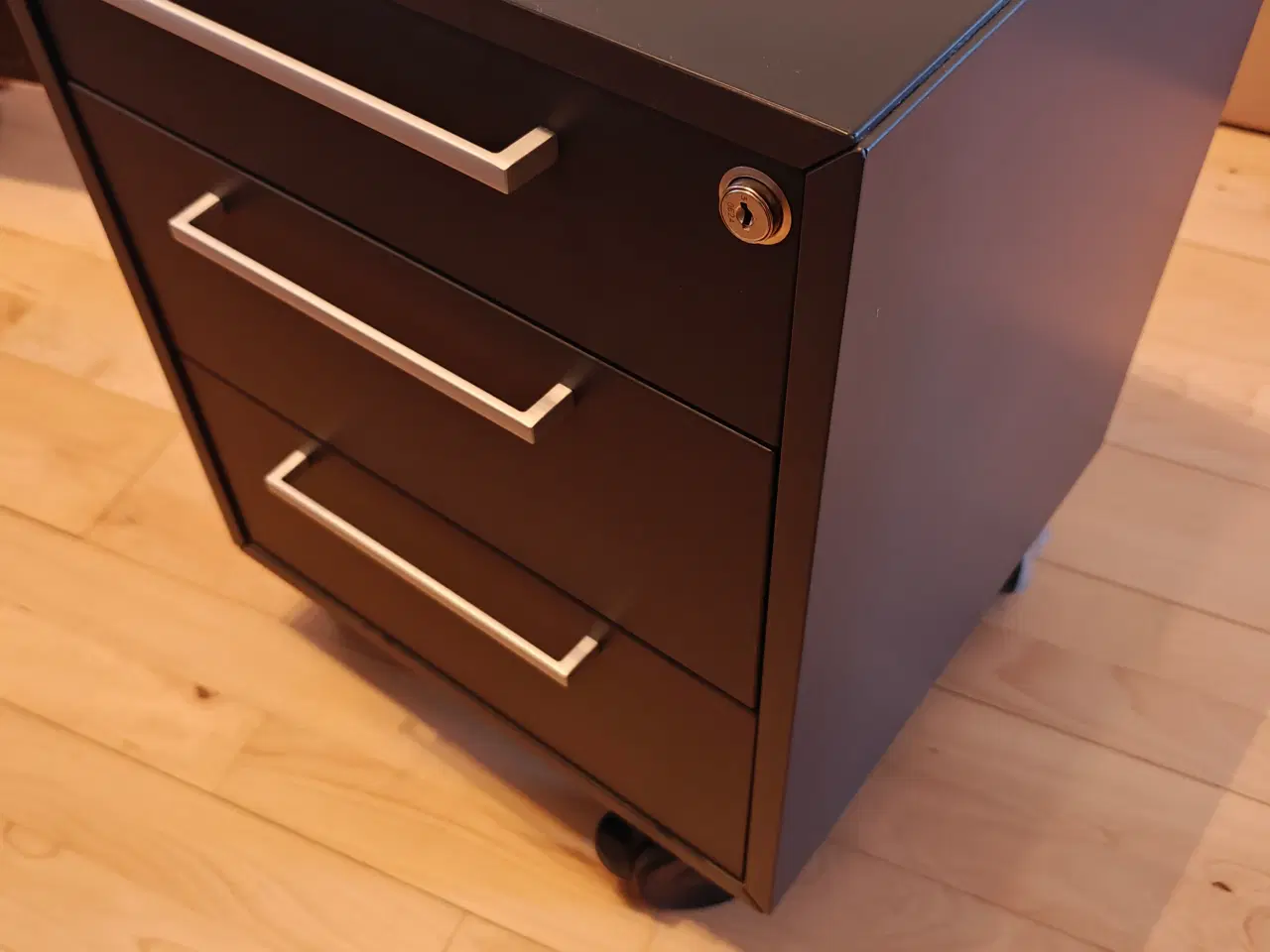 Billede 16 - Hvidt hæve-sænke skrivebord + Skuffeelement