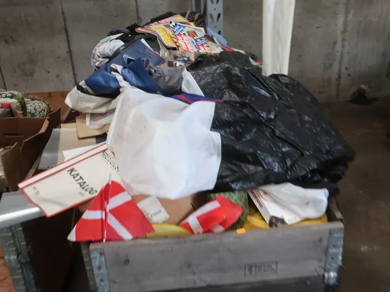 Billede 21 - Paller m. div. indhold (se billeder)