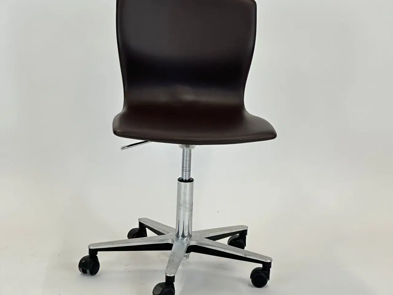 Billede 3 - Magnus Olesen Butterfly Swivel Stol – Mørkebrun med Krom Stel Læder