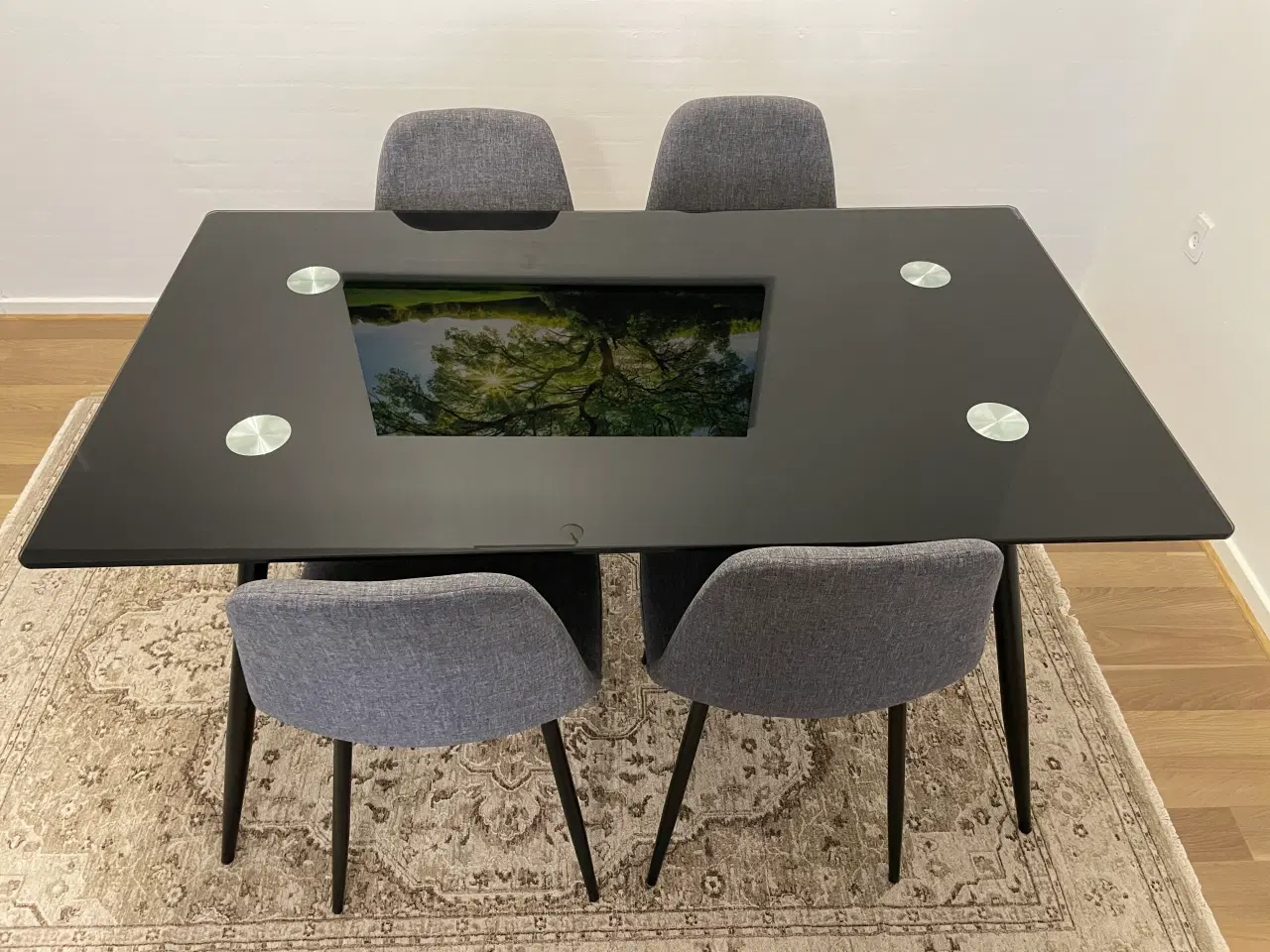 Billede 3 - Hyggeligt spisebord med stole til salg