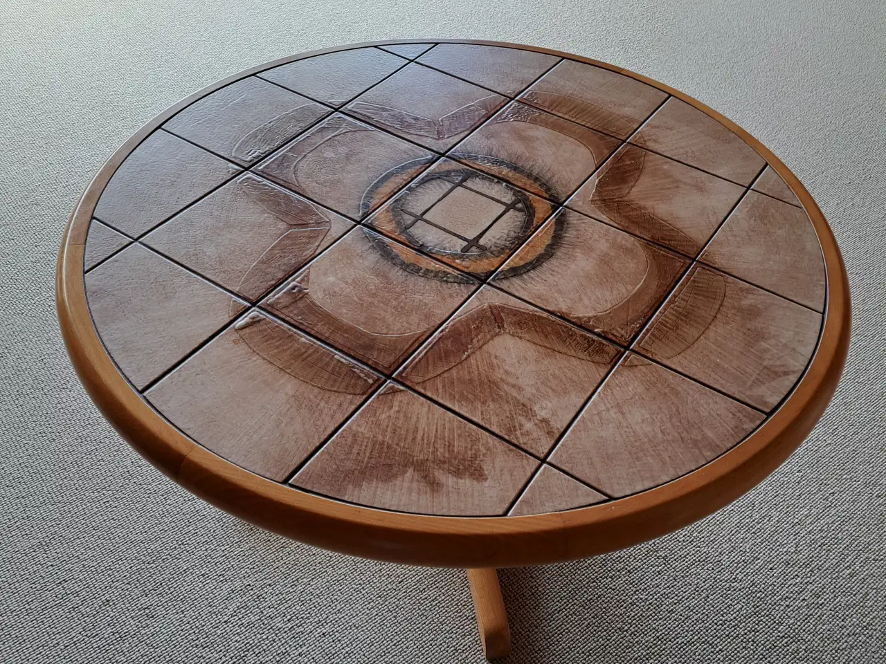 Billede 1 - Rund sofabord, kakler og bøg. Ø= 106 cm.