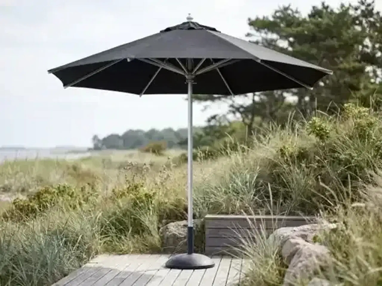 Billede 1 - Parasol Ø 3,3 meter i sort med børstet stål stang