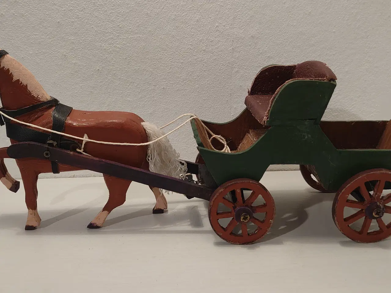 Billede 1 - Gammel hestevogn trukket af brun hest. Ca.1940