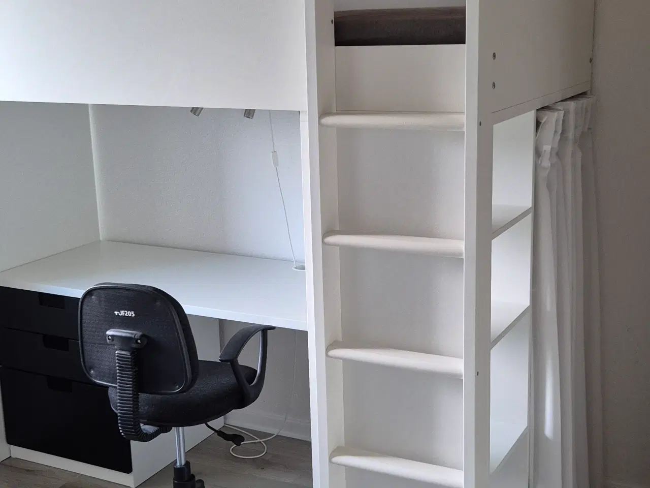 Billede 1 - Højseng inkl. stol og lampe