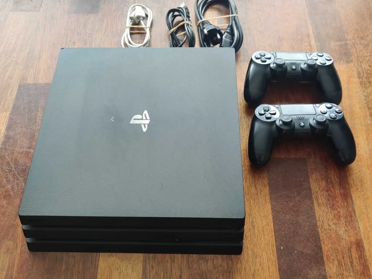 Billede 1 - PS4 Pro 1 TB med 2 controller