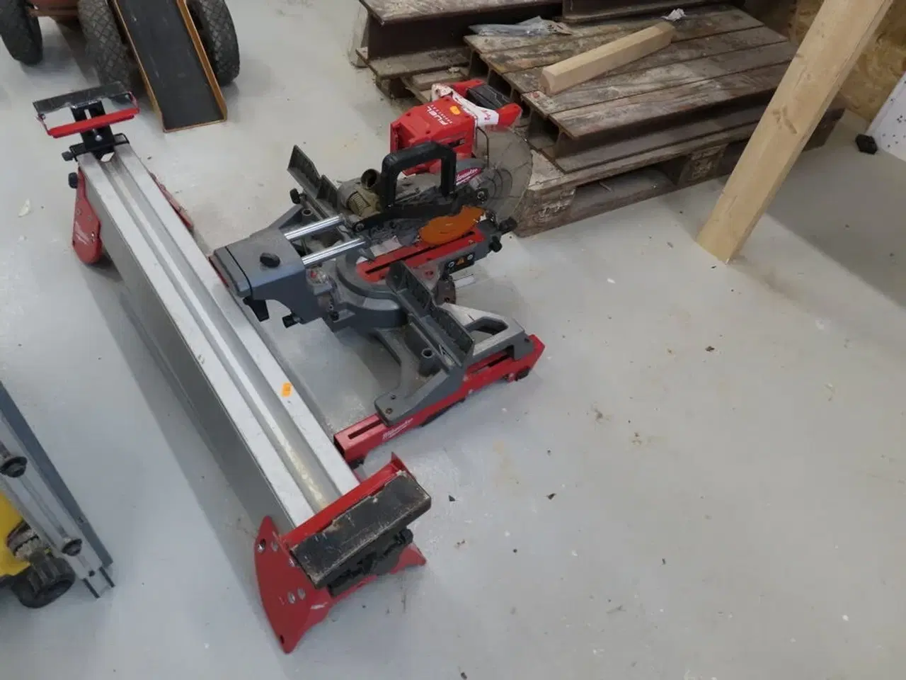 Billede 1 - Kap-/gerringssav med arbejdsstation, MILWAUKEE