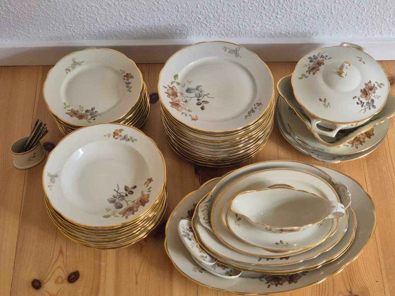 Billede 1 - Spisestel "Københavns porcellains maleri "