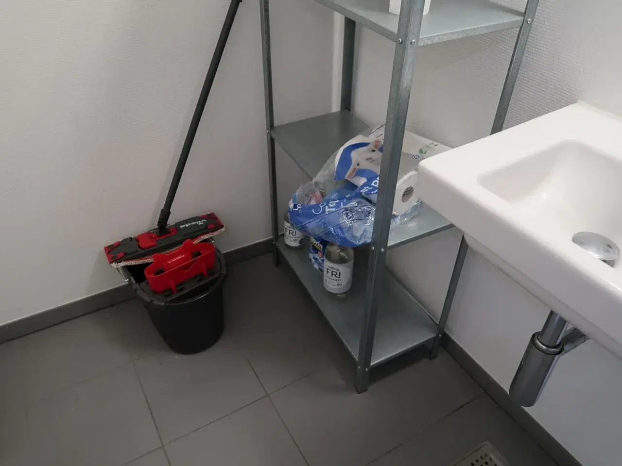 Billede 3 - Div. Rengøringsartikler samt reol med indhold