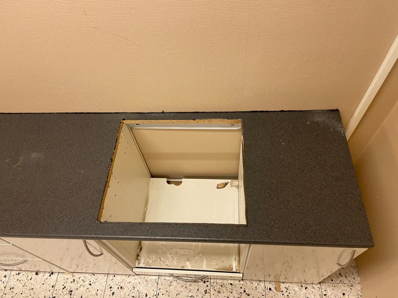 Billede 1 - Pænt og velholdt køkken fra 2012