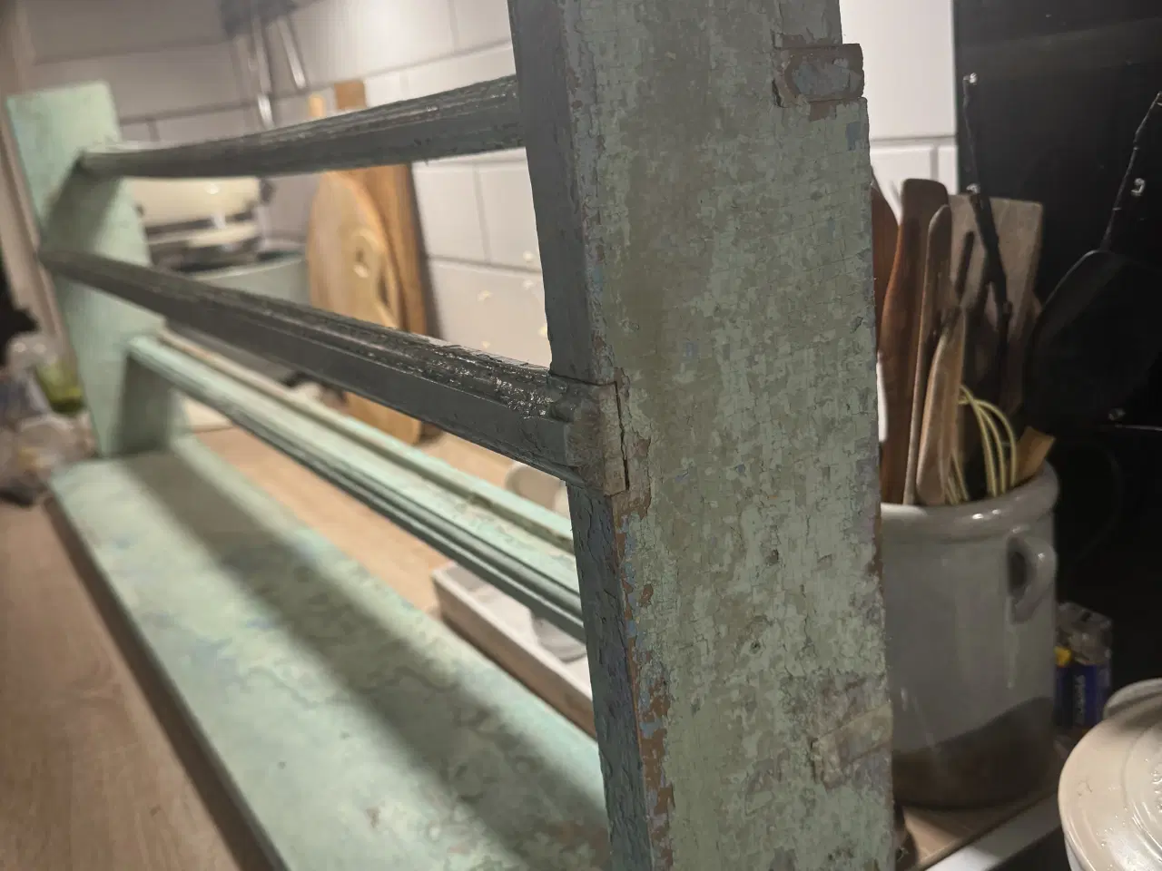 Billede 3 - Gammel afskallet tallerkenrække