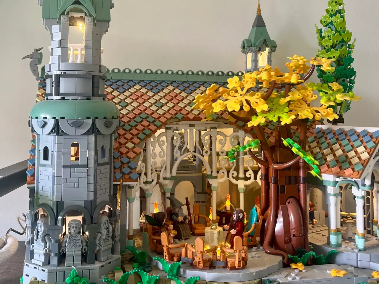 Billede 5 - Stor byggeklods-model af Rivendell inkl. lys sæt