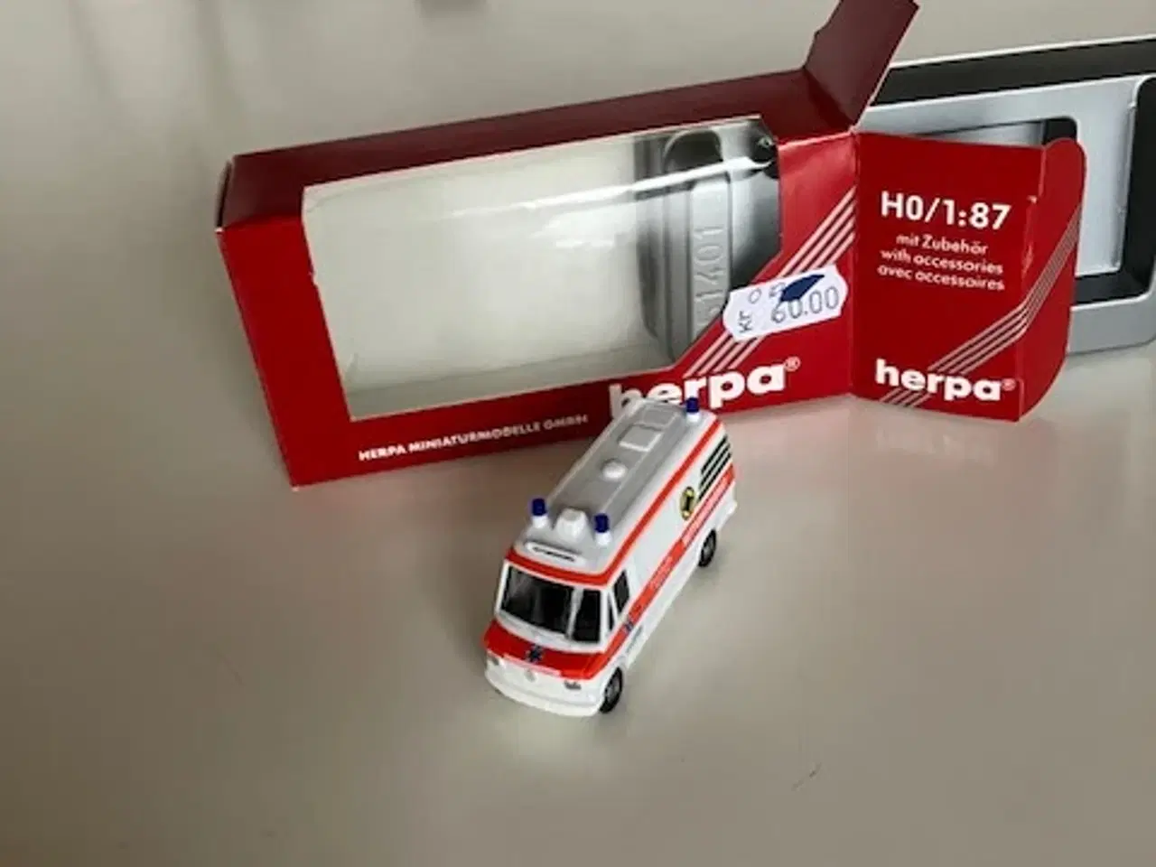 Billede 2 - Herpa Ambulance Mercedes 310 D RTW (7145) 1:87 H0 