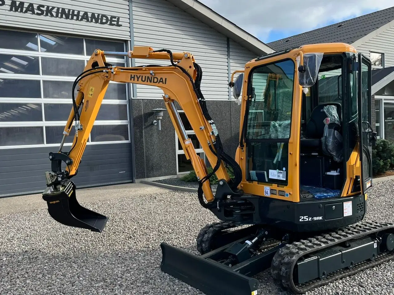 Billede 13 - Hyundai R25Z-9AK Robex med Tilt-Mann tilt skifte samt Engcon skovl. Udlejes, også med forkøbsret.
