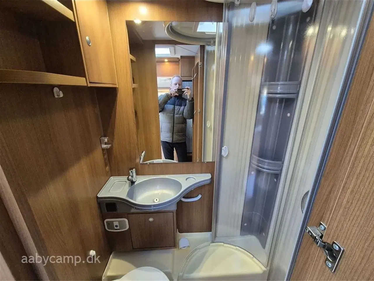 Billede 12 - 2013 - Carado T 448   solcelle. batteri. markise. cykelstativ. synet Feb. 2025. Tandrem skiftet i 2022. Nyt køleskab i 2024. Kun 70,000 Km!! KUN SALG TIL CVR!!