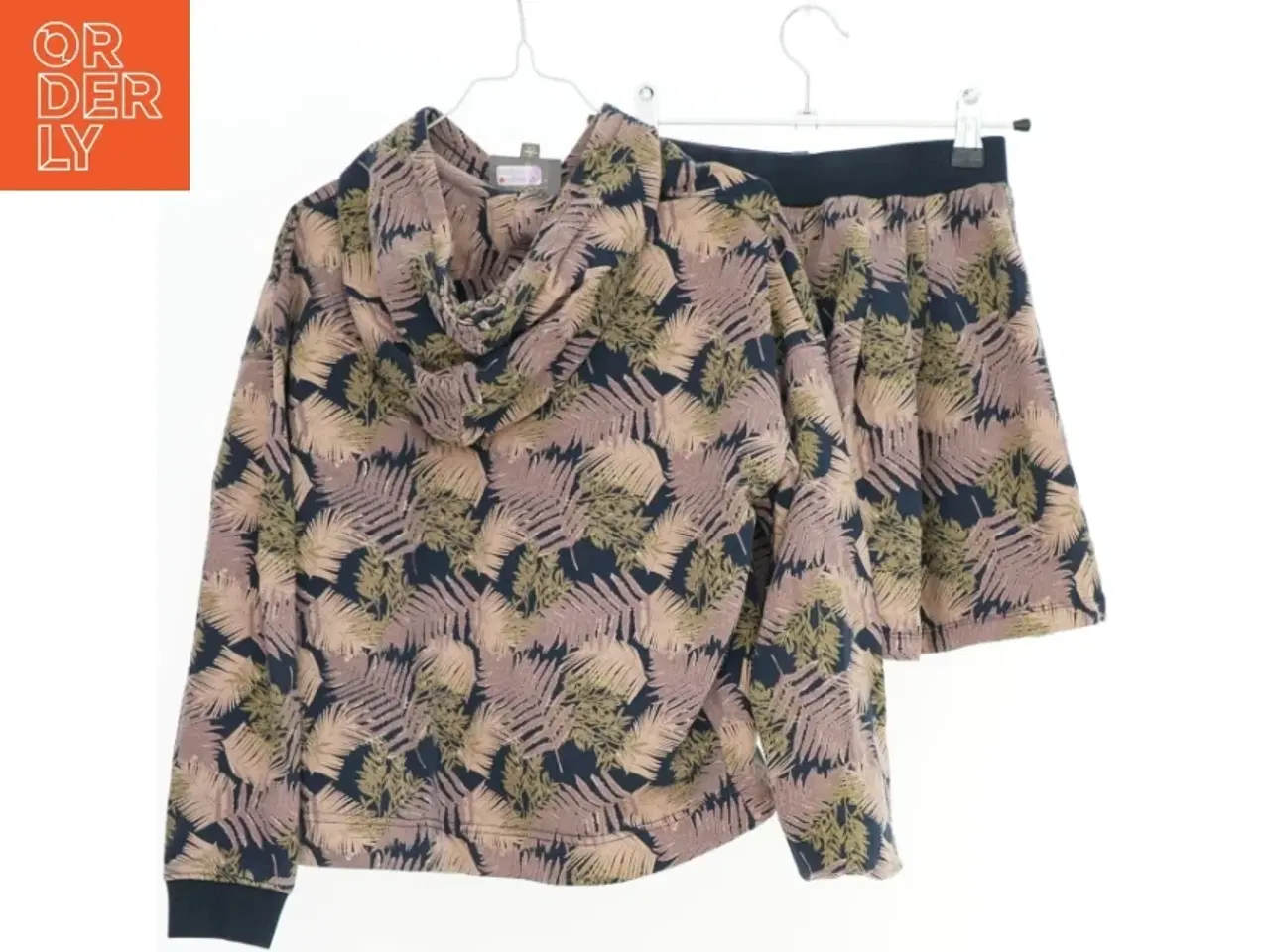Billede 2 - Blomster mønstret hættetrøje og shorts sæt fra Creamie (str. 134)