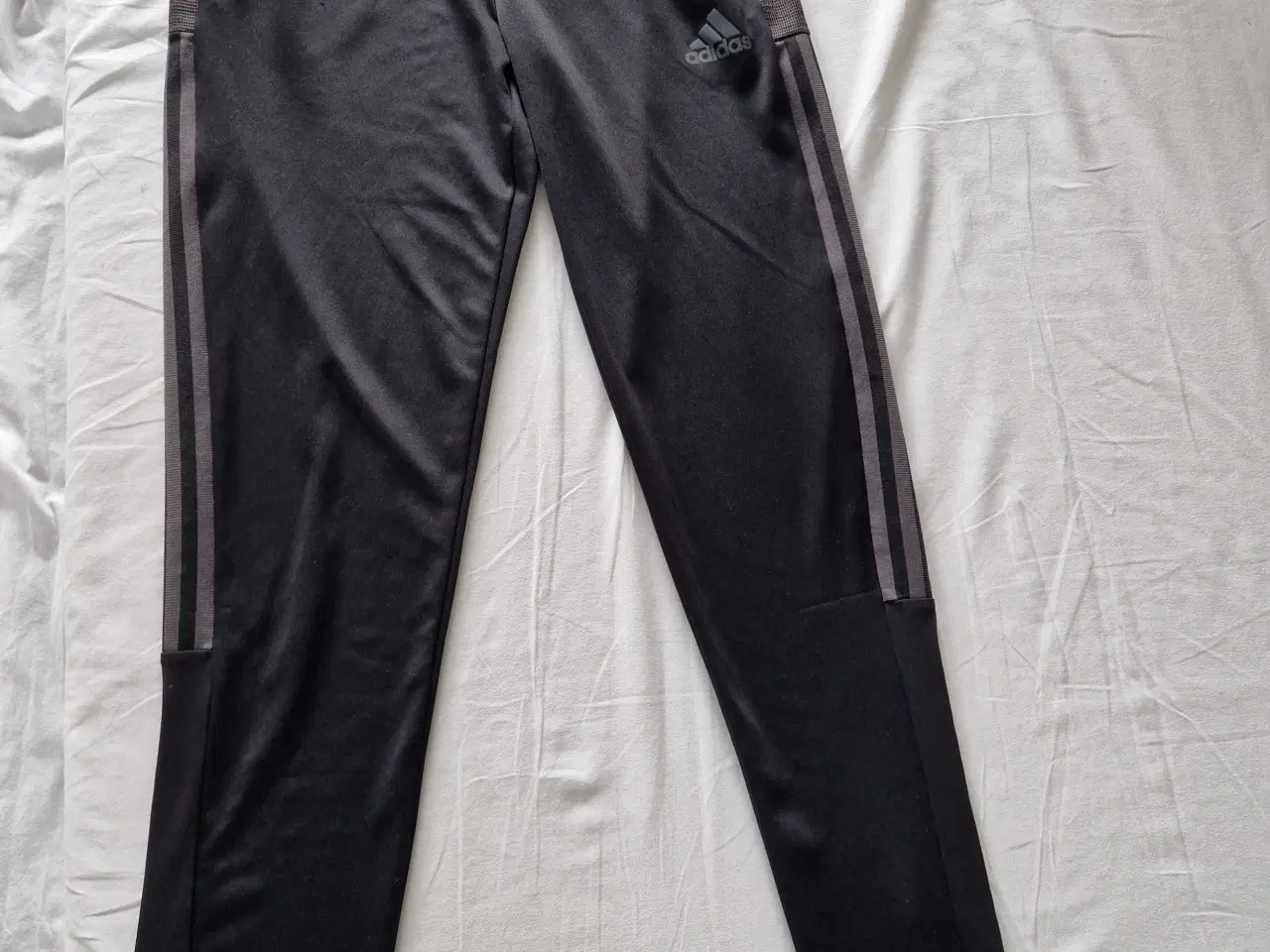 Billede 1 - Adidas bukser str 176