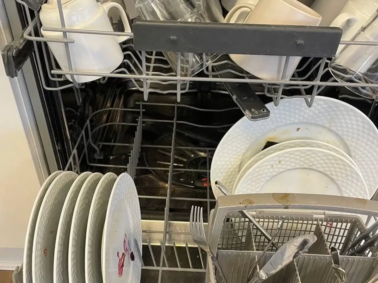 Billede 7 - Tøm skabene