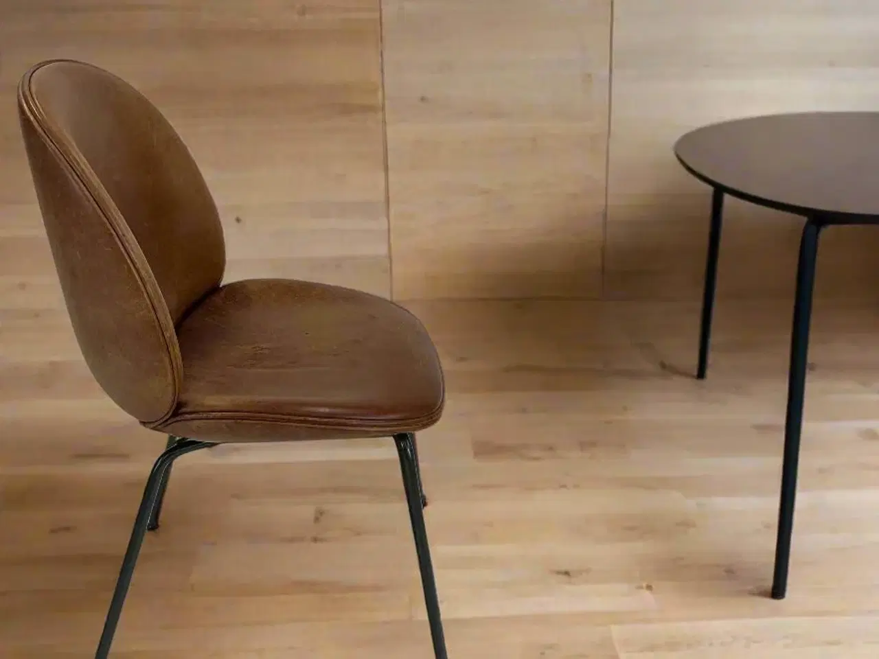 Billede 2 - GUBI | Beetle Chair (Brun)