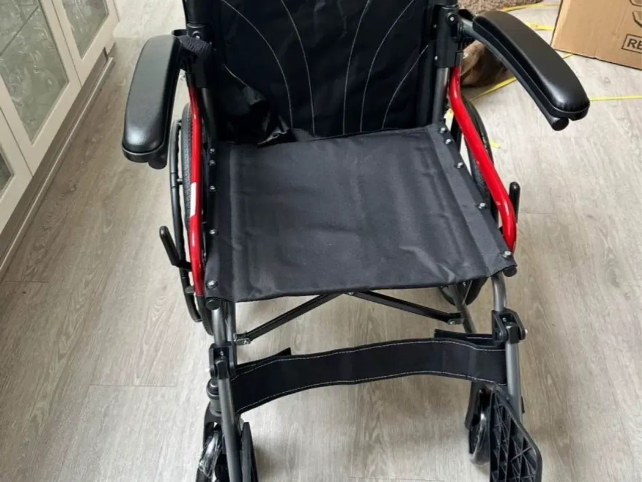 Billede 1 - Kørestol nem at slå sammen og god at køre 