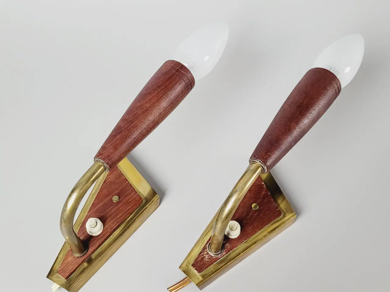 Billede 2 - ⭐️· Retro Væglamper i Teak og Messing – Sæt af 2