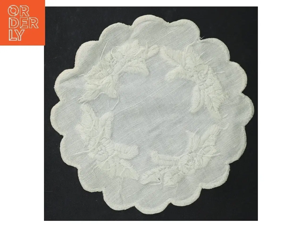 Billede 2 - Broderet dug (str. Ø. 16 cm)