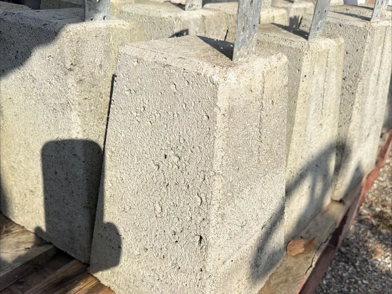 Billede 1 - Stolpebære beton mål. 35 cm. Lang