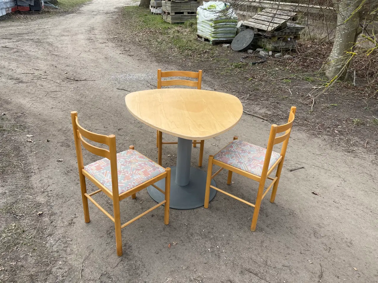 Billede 2 - SOLIDT LILLE SPISEBORD MED 3 STOLE