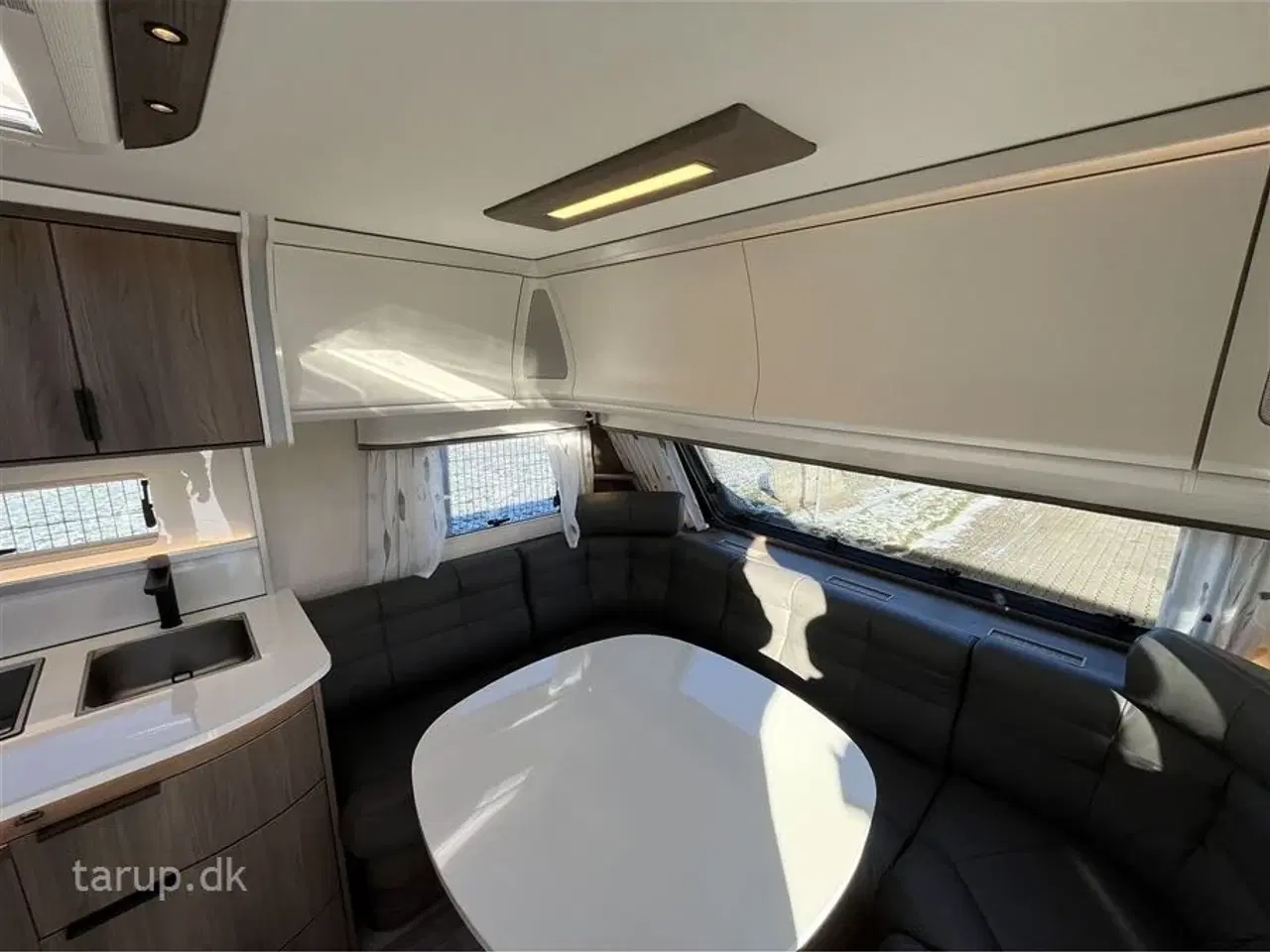 Billede 10 - 2026 - Kabe Ametist 560 GLE KS B8   fritstående dobbeltseng, rundsiddegruppe i mørkegråt  skind, ALDE centralvarme, vandbåren gulvvarme, ATC, stort kompressor køleskab