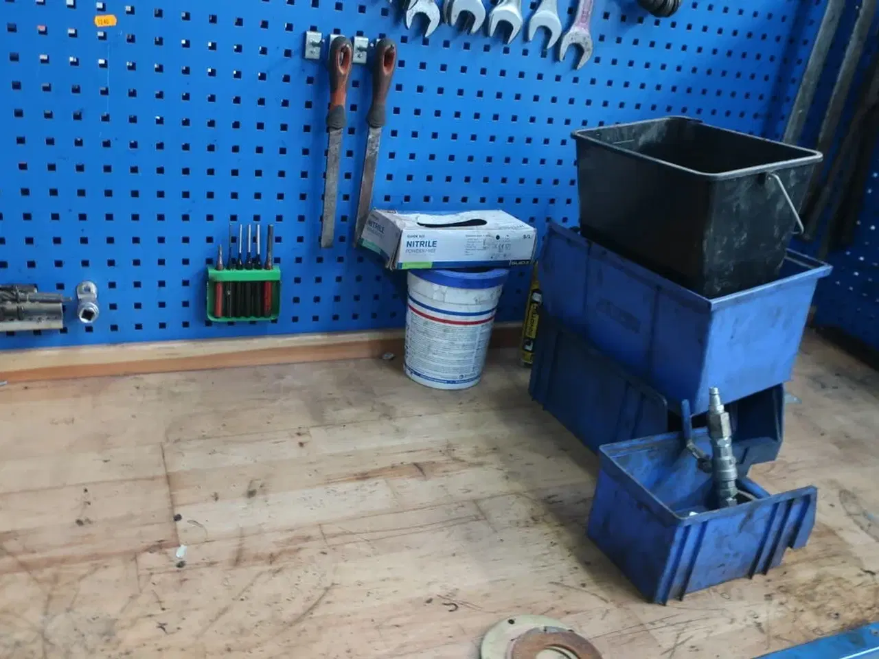 Billede 6 - Arbejdsbord samt værktøjstavle med div. Værktøj