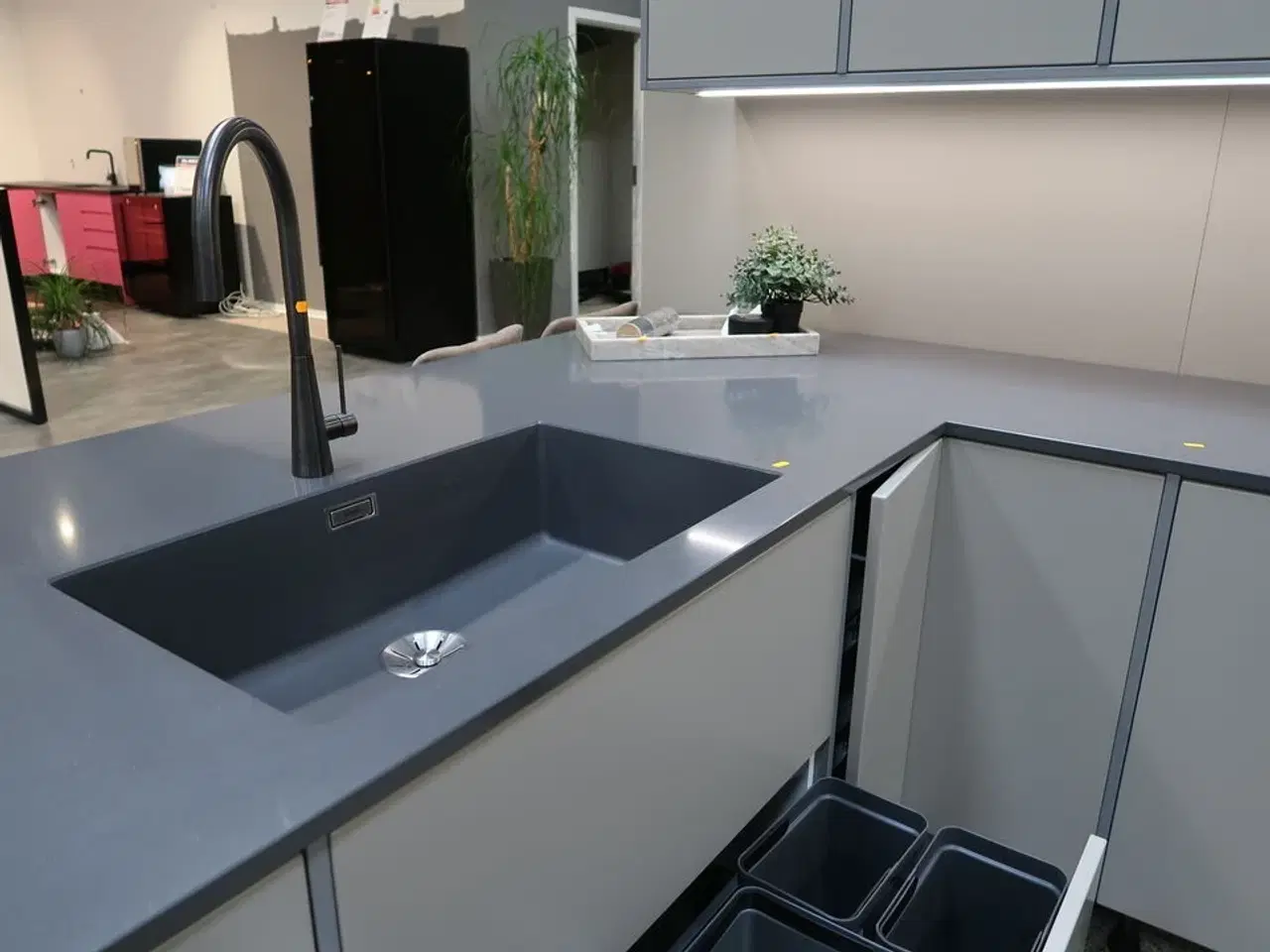 Billede 27 - Køkken NORDANRO uden hårdehvidearer/armatur med stenbordplade SILESTONE