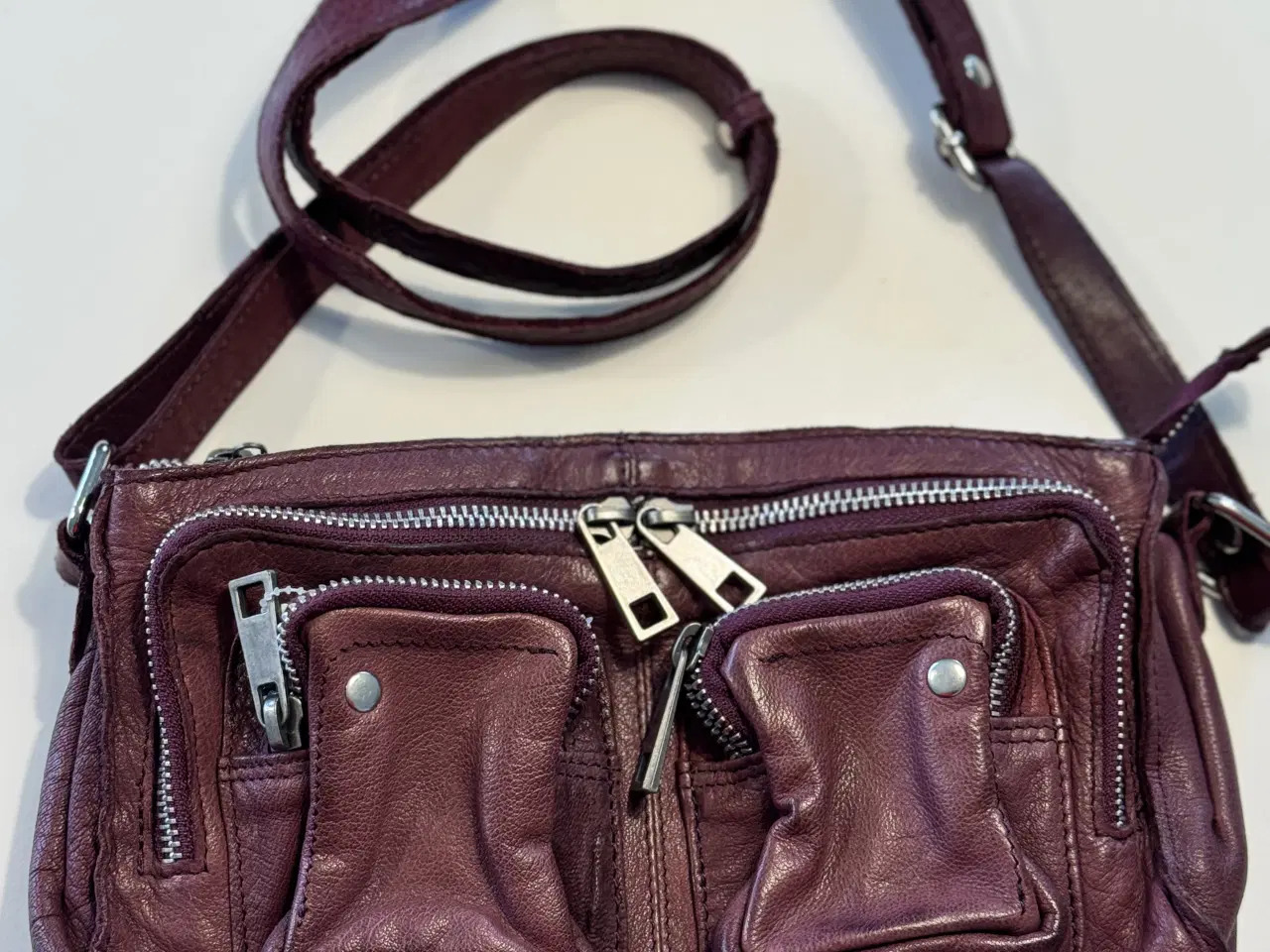 Billede 1 - Nunoo skuldertaske i bordeauxfarvet læder