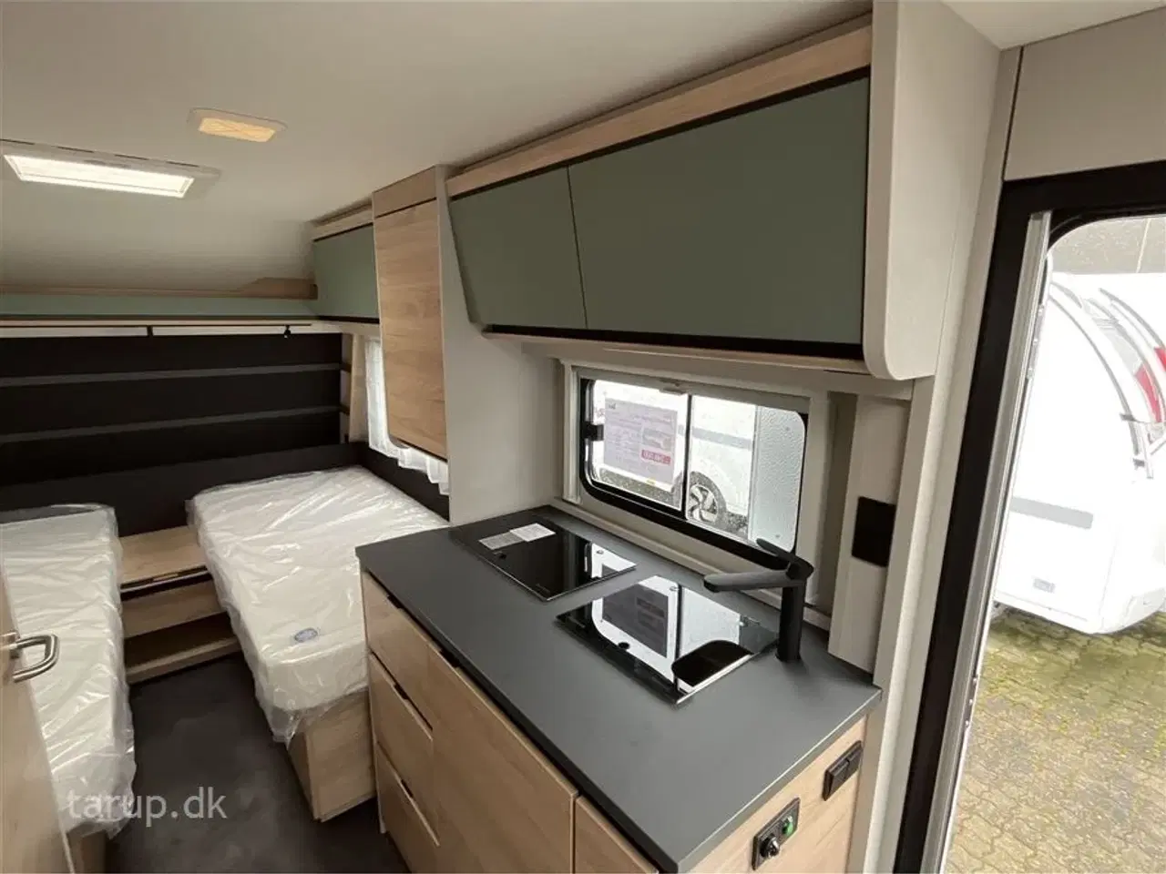 Billede 10 - 2026 - Dethleffs Camper 460 EL    Enkeltsenge med sengeudvidelse, NYHED nu med 2 gasblus, ende-sidde-gruppe, el-gulv-varme, 17 tommer alufælge, 137 l. køleskab m/ fryser,