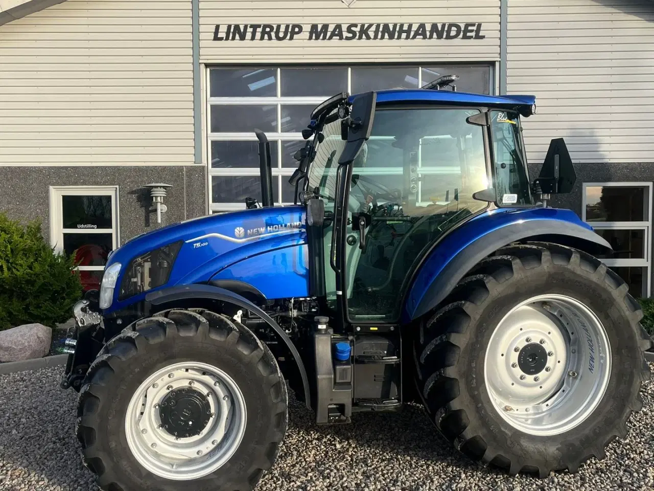 Billede 1 - New Holland T5.100 Blue Power udstyrs model, med brede hjul, frontlift og ekstra lys.