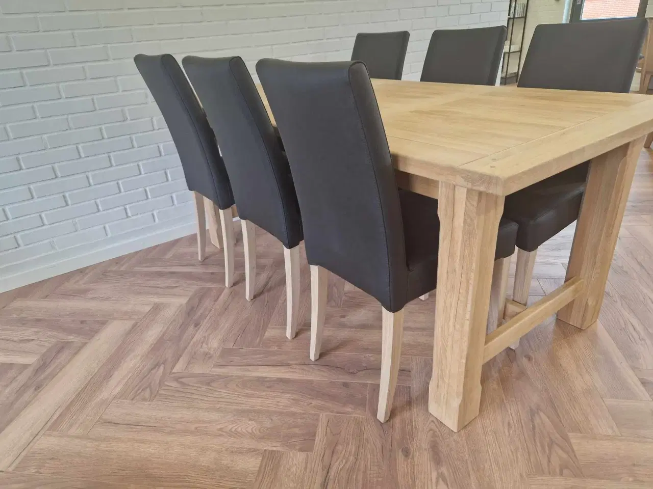 Billede 4 - Spisebord med 6 nye stole. 