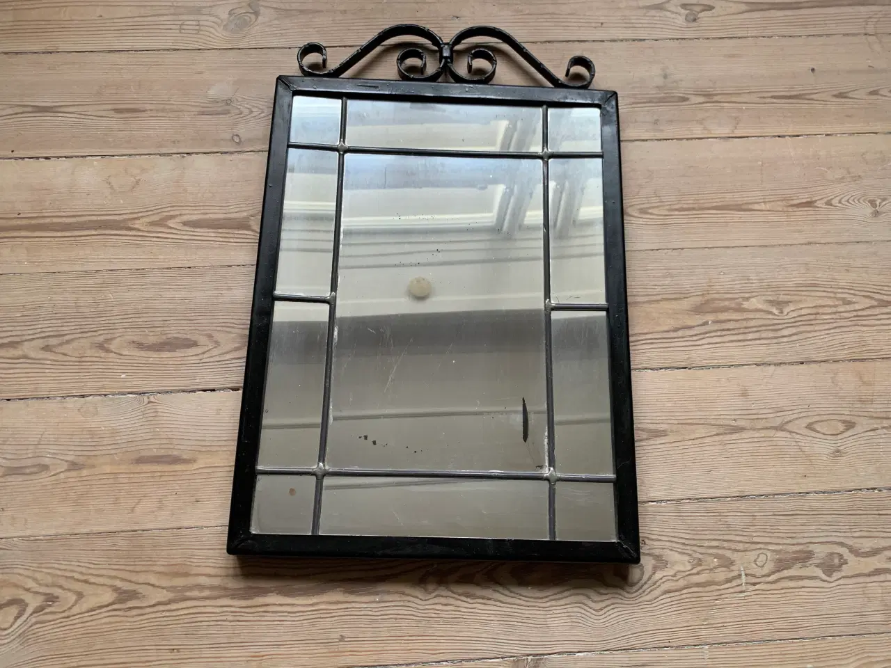 Billede 1 - Spejl i sortmalet jernramme
