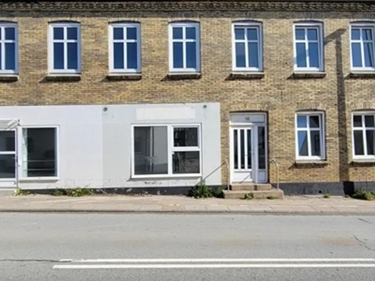 Billede 1 - ERHVERVSLOKALE – 44 M² MED STOR SYNLIGHED I FREDERIKSHAVN CENTRUM