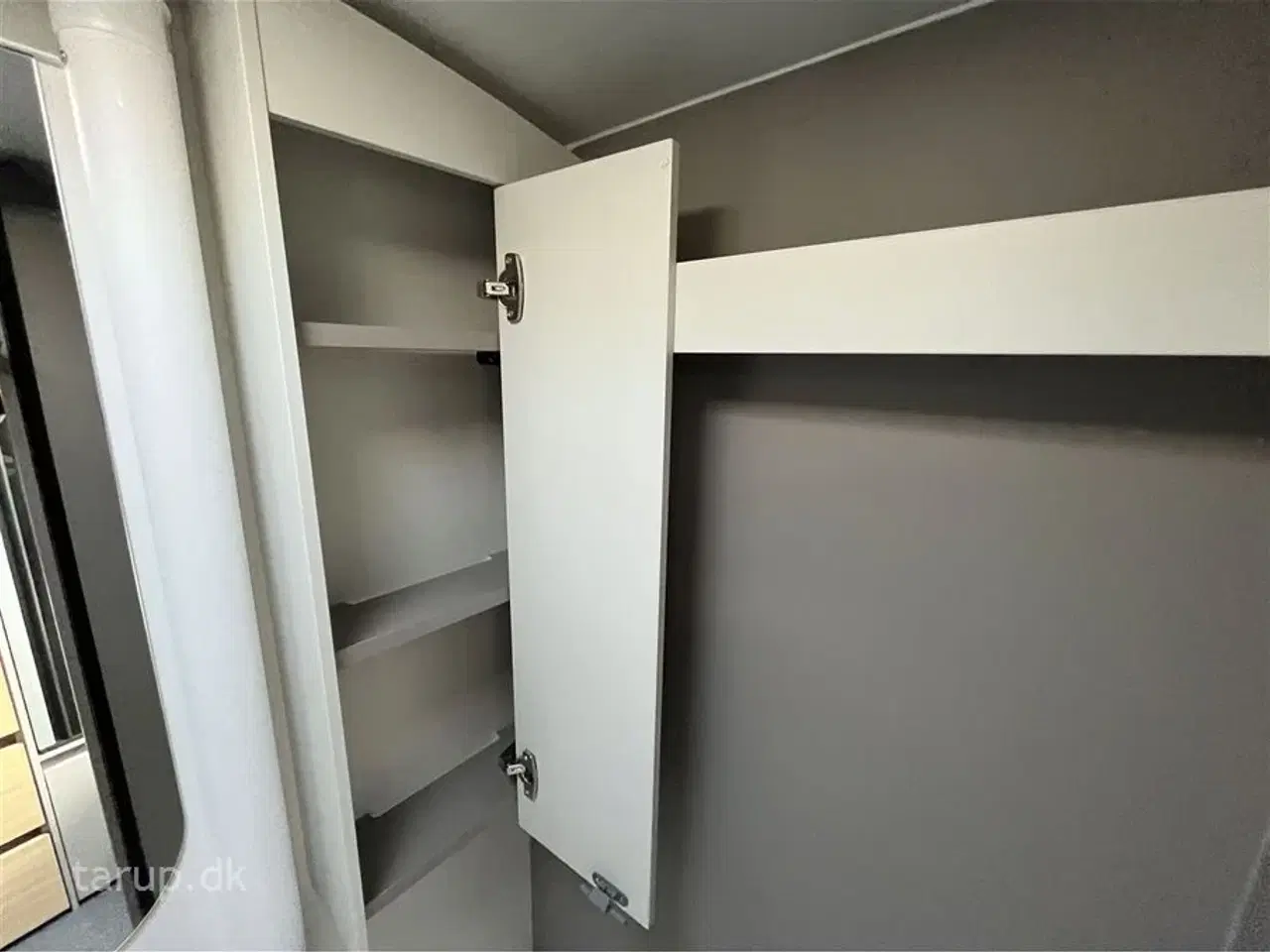 Billede 16 - 2026 - Adria Action 391 PD   Tværstillet dobbeltseng, L-siddegruppe, LED-kanallys, TV-holder,  alufælge, panorama-vindue, stort køleskab, el-gulv-varme, Truma Combi 4