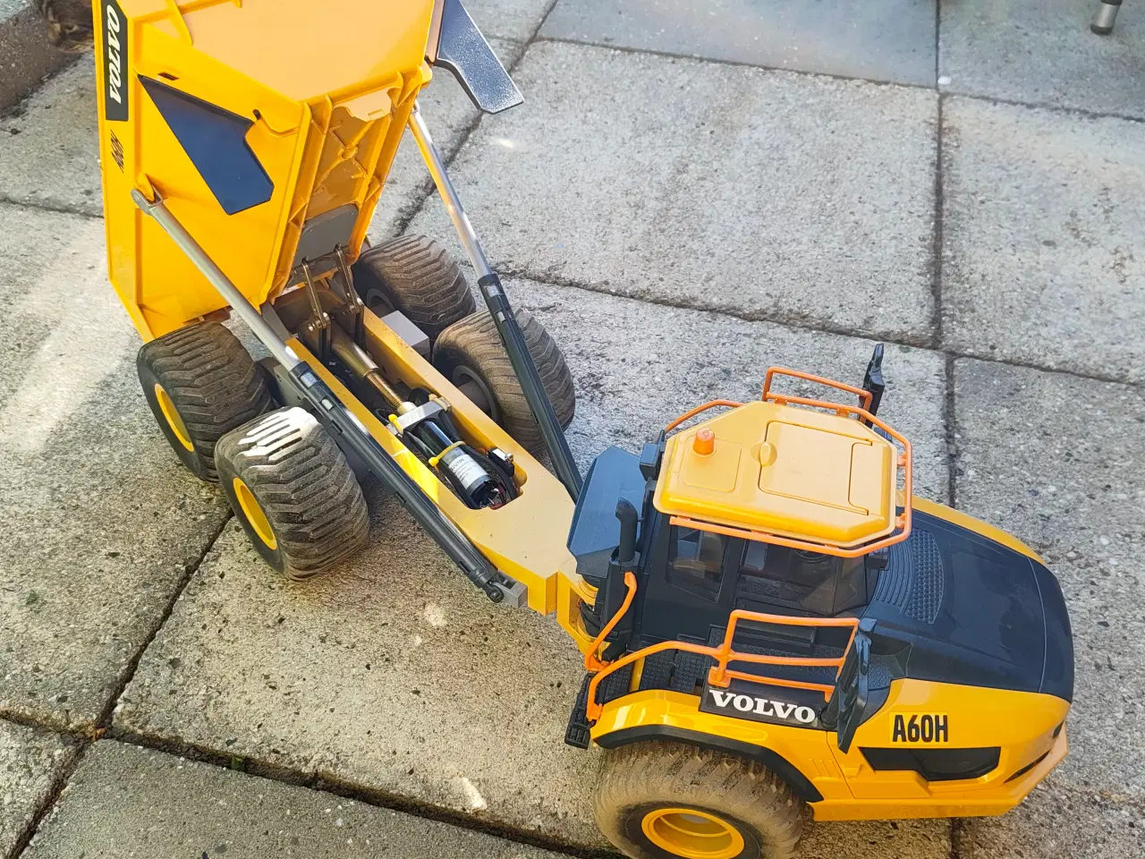 Billede 10 - Fjernstyert gravemaskine og dumper