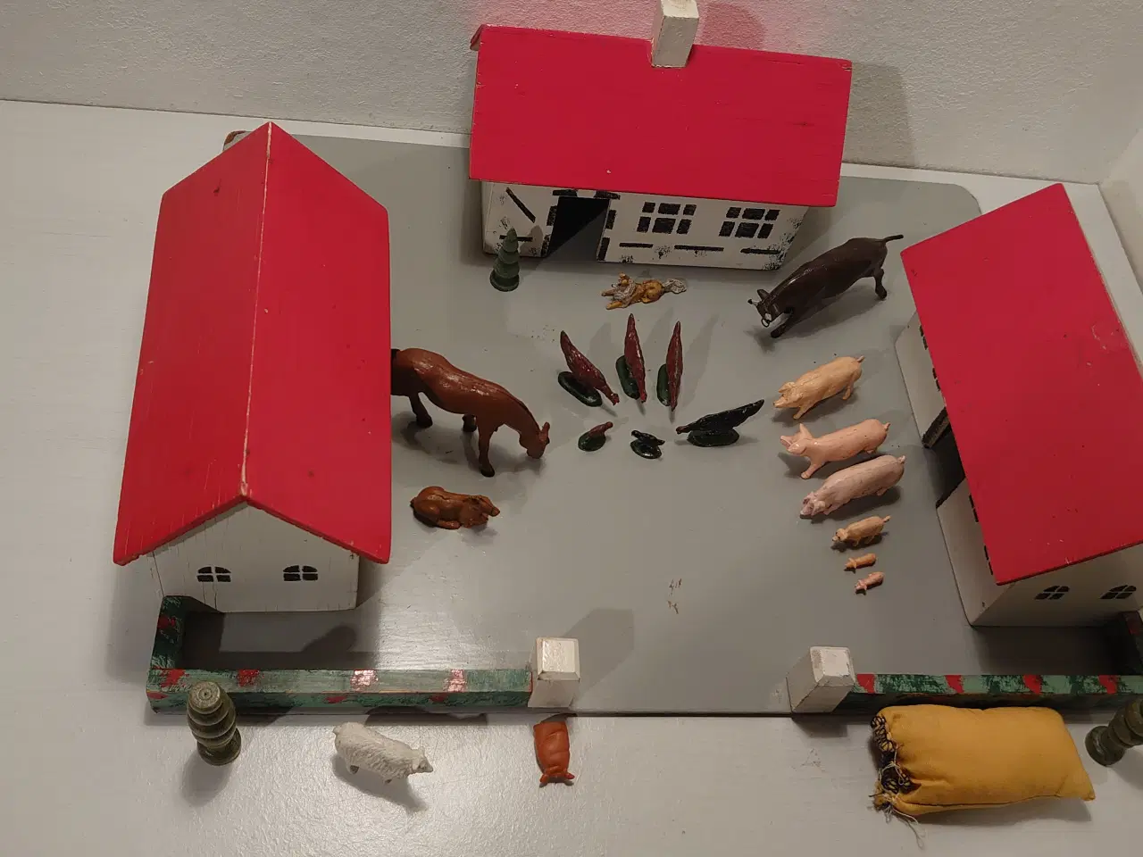 Billede 6 - Reisler træ bondegård m.22 attraktive dele.Ca 1960