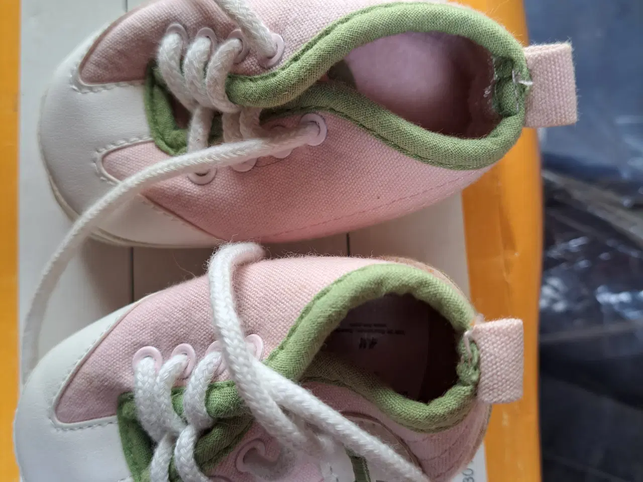 Billede 1 - Små baby sko str 4 til 6 måneder str 17 mærke H&