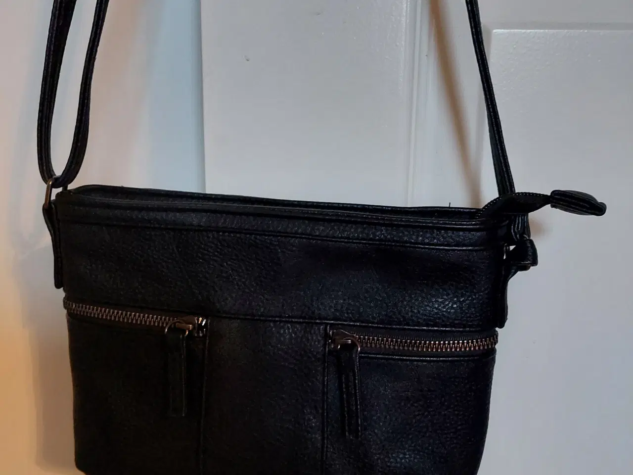 Billede 1 - Fin lille taske Sort m skulderrem 
