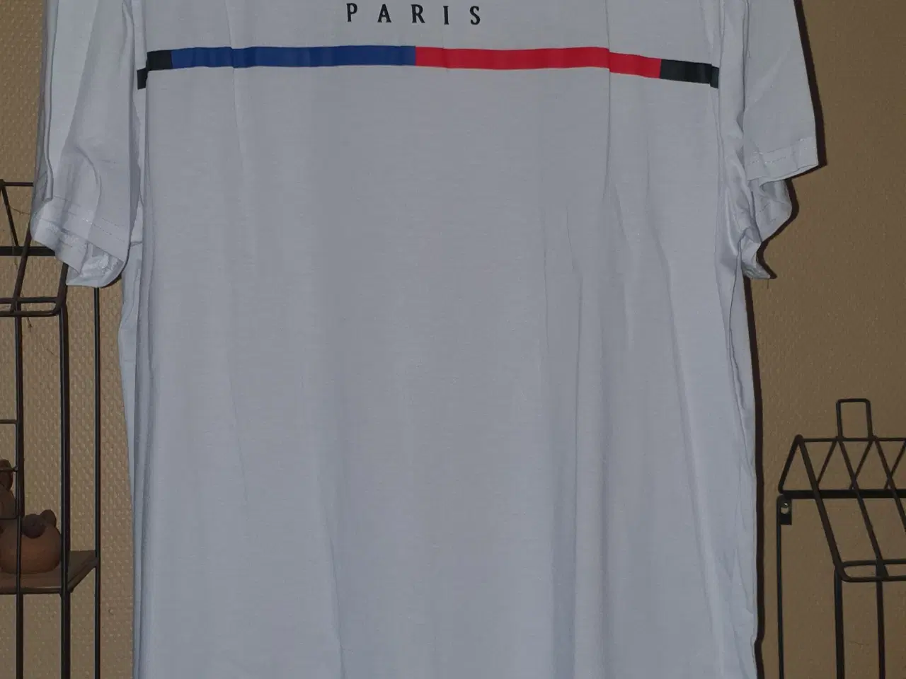 Billede 1 - Hvid T-shirt med Paris tryk på brystet