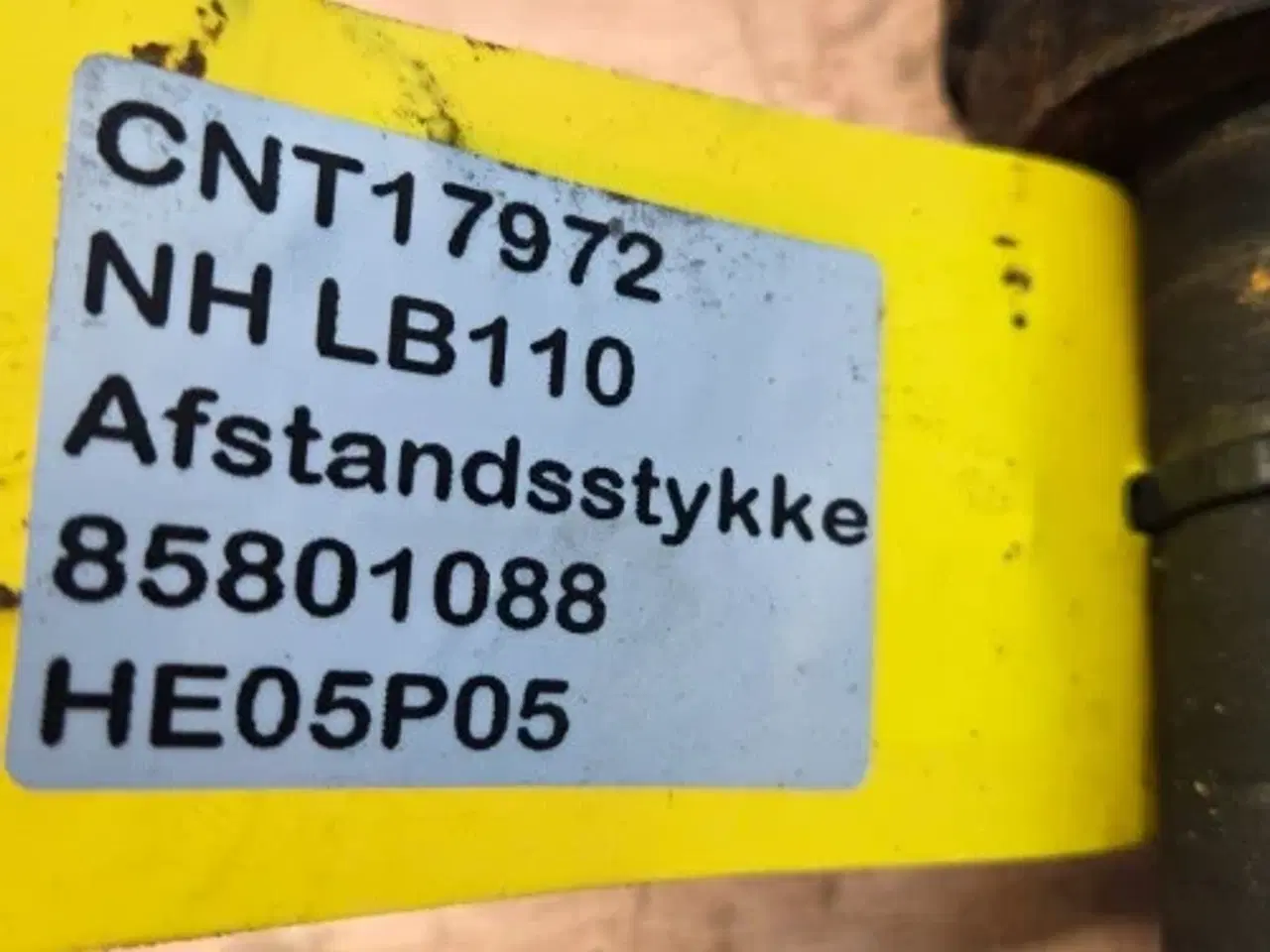 Billede 9 - New Holland LB110 Afstandsstykke 85801088