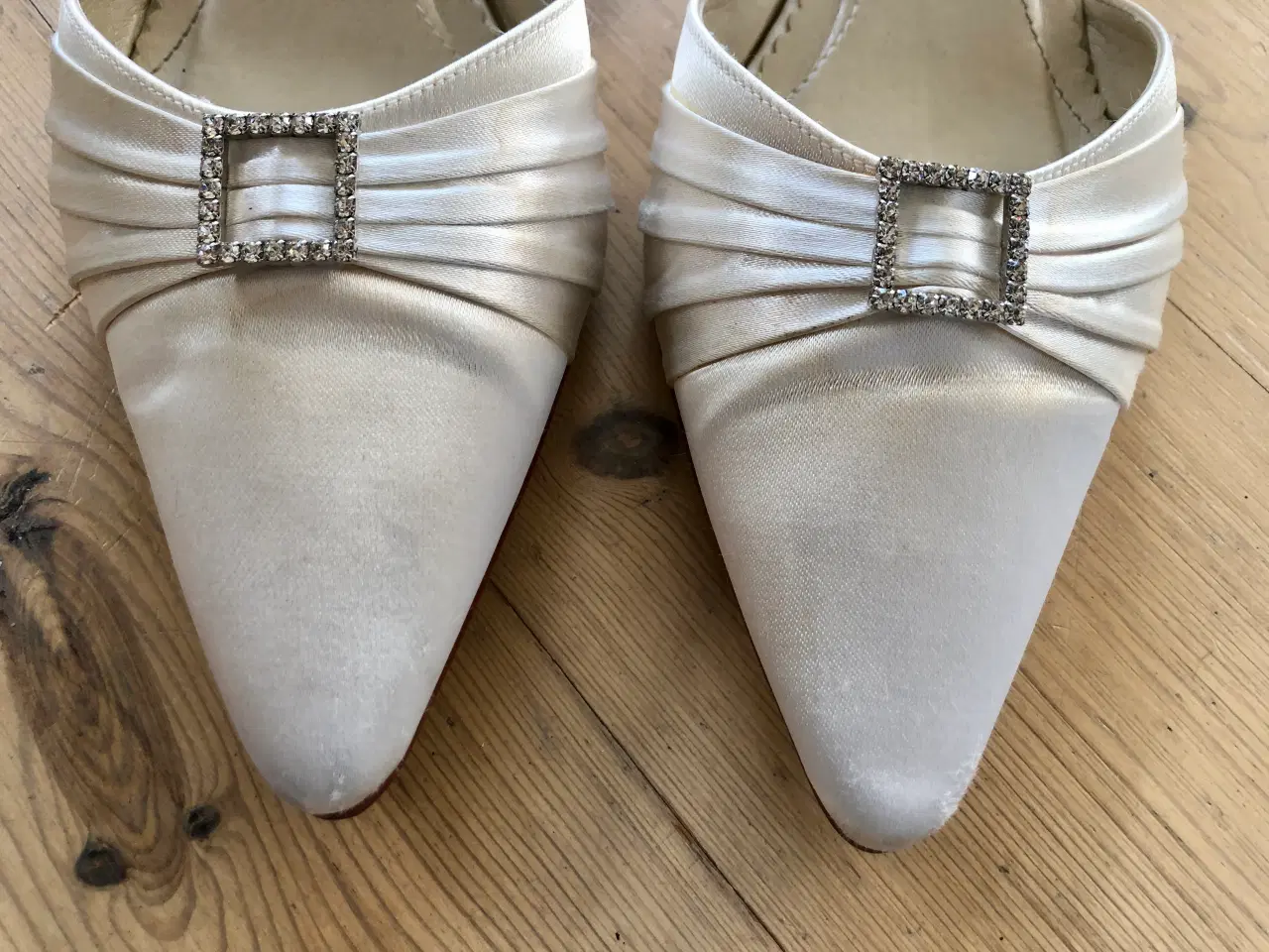 Billede 16 - Lilly brudekjole str 50, slør og sko str 40