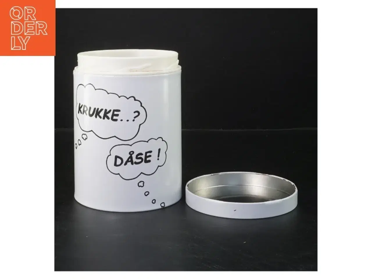 Billede 2 - Hvid metal dåse med tekst (str. Ø 11 cm længde 15 cm) fra Irma