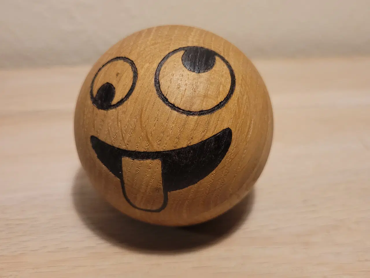 Billede 1 - Emoji træ kugle (fjollehoved)